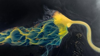 Karya Miki Spitzer. “Urat air berwarna biru es, jalinan glasial yang berkilauan, dan endapan emas yang berkilau bersatu untuk memberikan fatamorgana yang menyenangkan bagi mata manusia.” Foto: International Photography Awards