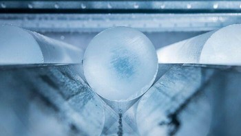 Karya Lukasz Larsson Warzecha. “Inti es dibor selama musim lapangan Proyek Inti Es Greenland Timur (EastGRIP) 2022 dari ca. Kedalaman 2300-2400 meter – dan berusia sekitar 65.000 tahun – terletak di nampan aluminium di penyimpanan inti es penyangga yang menunggu untuk diproses di parit sains.” Foto: International Photography Awards