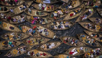 Karya Azim Khan Ronnie. “Saluran air yang sibuk dan tercemar dipenuhi dengan perahu dan penumpangnya pada pagi hari saat mereka mencoba melewati sungai di Bangladesh. Perahu-perahu di Sungai Buriganga di Bangladesh ketika jutaan penumpang berusaha menyeberangi sungai setiap hari untuk sampai ke tempat kerja mereka di kota Dhaka. Ibu kota Bangladesh ini adalah salah satu ibu kota terpadat di dunia dan merupakan rumah bagi sekitar 19 juta orang.”Foto: International Photography Awards