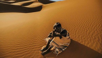 Karya Mendo Dornellas. “Gambar ini diambil dari kampanye di Maroko untuk merek handuk pantai Portugis bernama Futah. Untuk kampanye ini idenya adalah menemukan tekstur bentuk dan warna yang hanya dapat ditemukan di Gurun Sahara, sehingga menciptakan suasana yang unik dan menawan.”⠀ Foto: International Photography Awards