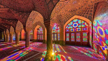 Karya Majid Hojati. “Saat cahaya melewati kaca patri di jendela dan menyinari pola karpet dan ubin bunga lili, Itu menciptakan piagam yang begitu indah sehingga kita melihatnya bersama.” Foto: International Photography Awards