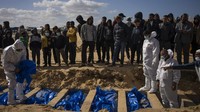 Para pejabat Palestina mengatakan, mayat-mayat itu termasuk para korban perang Israel-Hamas dan jenazah yang digali dari kuburan ketika pasukan Israel menginvasi Gaza.
