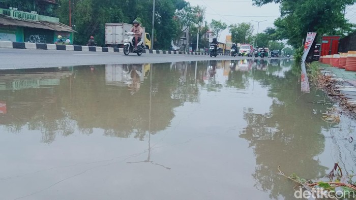Kondisi jalan Jogja-Solo di Kecamatan Jogonalan, Klaten setelah banjir pada Rabu (31/1/2024).
