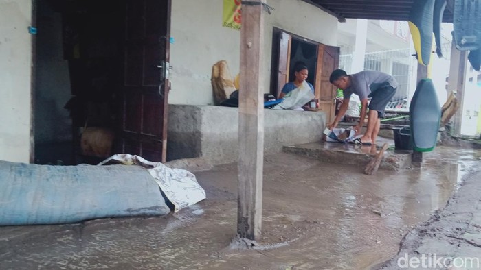 Kondisi jalan Jogja-Solo di Kecamatan Jogonalan, Klaten setelah banjir pada Rabu (31/1/2024).