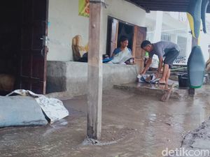 Luapan Air di Jalan Jogja-Solo Jogonalan Klaten Surut, Warga Bersih-bersih