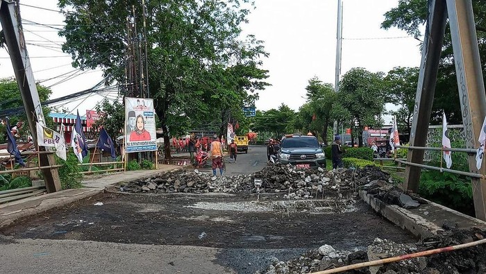 Jembatan Cipendawa ruas Jalan Cipendawa arah Bantar Gebang, Kota Bekasi, yang amblas sedang diperbaiki. Perbaikan jembatan ditarget selesai 3 pekan. (dok IG @bmsdakotabekasi)