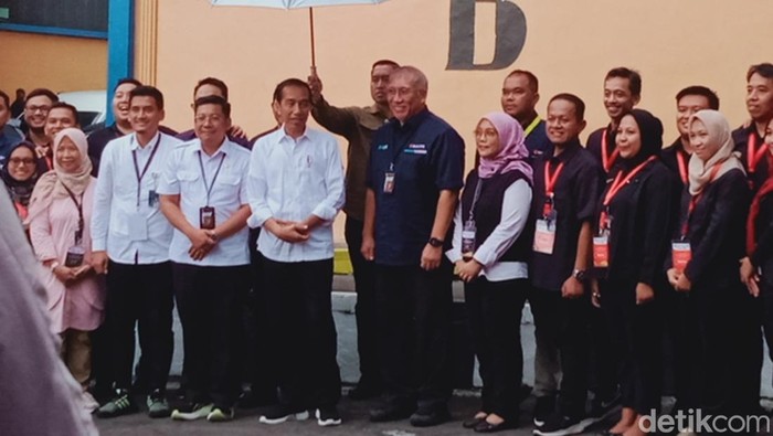Jokowi kunjungi dan bagikan bansos beras di Bulog Karangwuni, Kecamatan Ceper, Klaten, Rabu (31/1/2024).