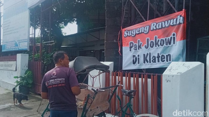 Spanduk berisi ucapan selamat datang kepada Presiden Joko Widodo (Jokowi) yang direncanakan mengunjungi Klaten, Rabu (31/1/2024).