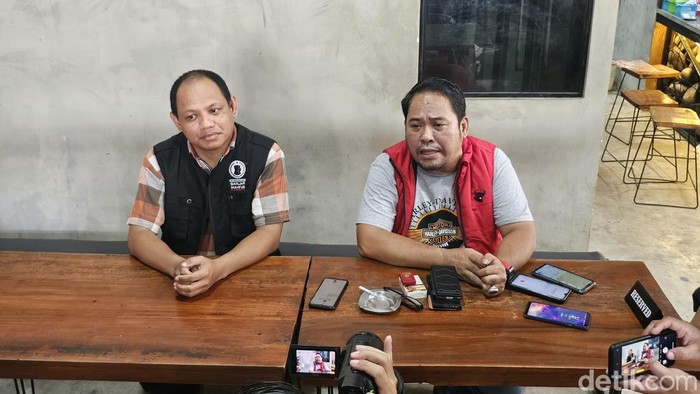 Juru Bicara TPD Sulsel Iqbal Arifin (kanan) bersama Ketua Panitia Kampanye Akbar Ganjar, Ishadi Ishaq saat konferensi pers di Makassar. Sarul/detikSulsel