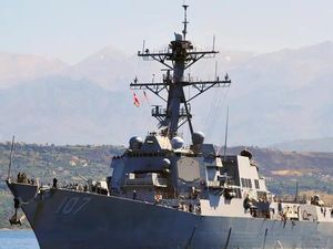 Houthi Tembakkan Sejumlah Rudal ke Kapal Perang AS di Laut Merah