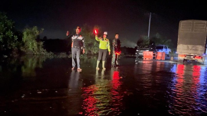 Kasat Lantas Polres Pelalawan berjibaku mengatur lalu lintas hingga malam hari