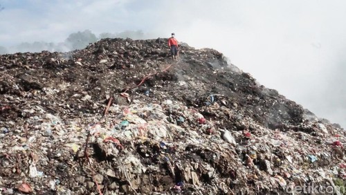 Penanganan kebakaran TPA Sente Klungkung, Rabu (31/1/2024). (Putu Krista/detikBali)