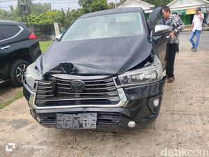 Mobil Iring-iringan AMIN Kecelakaan Beruntun Usai Kampanye di Sumenep