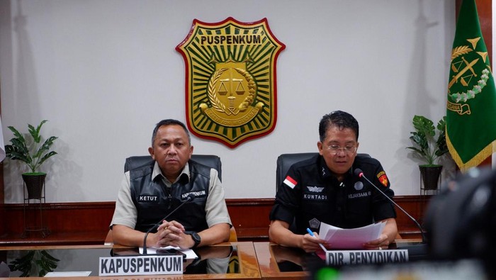 Kejagung memberikan keterangan dalam kasus dugaan korupsi tata niaga komoditas timah.