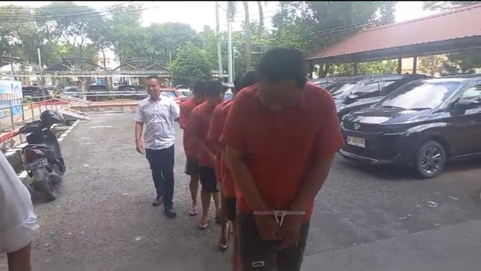 Kelima pelaku saat diamankan di Polda Sumut. (Dok. Istimewa)
