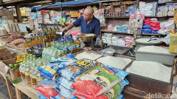 Penjualan beras di Pasar Galiran Klungkung mengeluhkan tingginya kenaikan harga beras, Rabu (31/1/2024). (Putu Krista/detikBali).