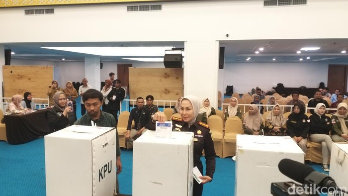 Kepala Kejaksaan Negeri Makassar Andi Sundari mengikuti simulasi pencoblosan yang di TPS yang diadakan oleh KPU Makassar di Hotel Claro.