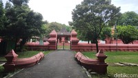 Keraton Kanoman dibangun pada 1678 adalah hasil dari perpecahan Kesultanan Cirebon. Kompleks keraton ini memiliki keindahan arsitektur yang kental dengan nilai tradisional Jawa dan nuansa Islam.