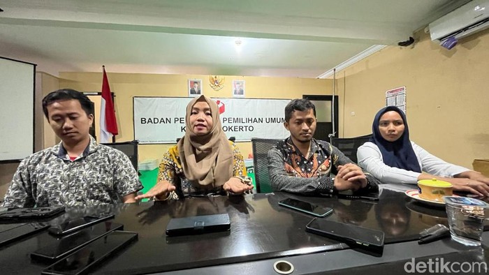 Ketua Bawaslu Kota Mojokerto Dian Pratmawati (tengah).
