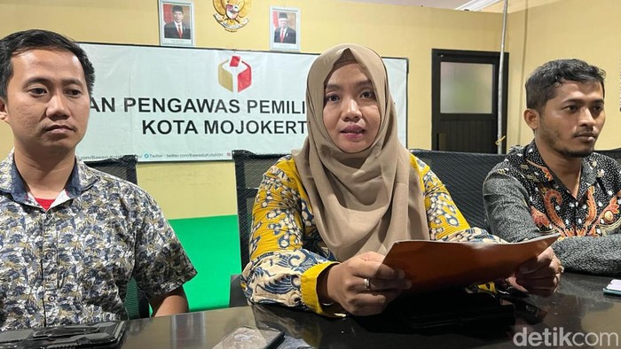 Ketua Bawaslu Kota Mojokerto Dian Pratmawati (tengah).