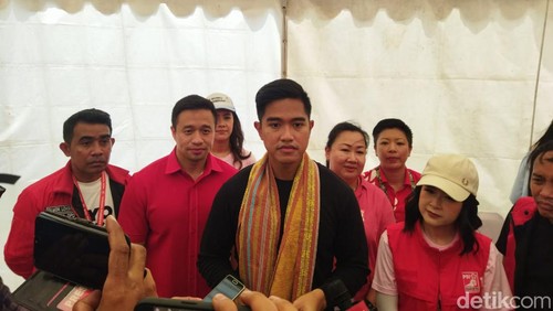 Ketum PSI Kaesang Pangarep memberikan keterangan kepada media di Kupang, NTT.