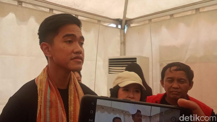 Ketum PSI Kaesang Pengarep memberikan keterangan pers di sela-sela kampanye akbar di Kota Kupang, NTT, Rabu (31/1/2024).