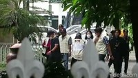 Beberapa personel KPK terlihat memakai rompi warna putih. Penggeledahan ini diduga terkait dengan pengembangan kasus pajak yang menjerat ASN BPPD Sidaarjo. Foto: Suparno/detikJatim