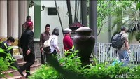 KPK melakukan penggeledahan selama dua jam di Rumah Dinas Bupati Sidoarjo. Setelah penggeledahan petugas terlihat membawa 4 koper.