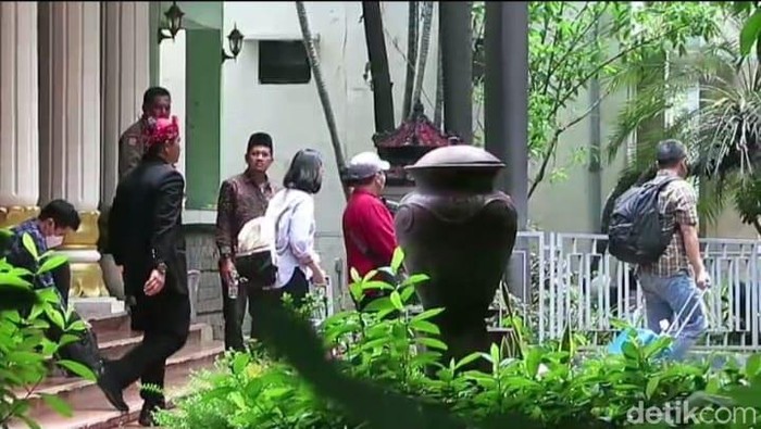KPK geledah Rumah Dinas Bupati Sidoarjo selama tiga jam dan membawa tiga koper, Rabu (31/1/2024).
