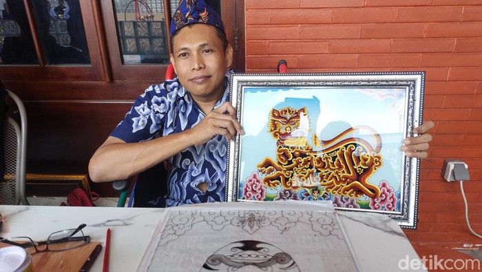 Kegundahan Seniman Lukis Kaca Cirebon Yang Kehilangan Pasar