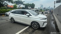 Polisi terlihat mengarahkan pengendara yang di dalam tol untuk berputar balik.