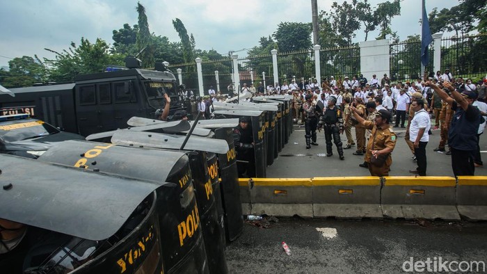 Ruas jalan Tol Dalam Kota, tepatnya di depan DPR yang menuju arah Slipi, diblokade massa demo. Para pengendara diimbau untuk mencari jalur alternatif, Rabu (31/1/2024).