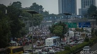 Para pengendara diimbau untuk mencari jalur alternatif.