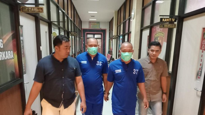 Dua pelaku pencuri kabel saat diamankan di Mapolres Kudus, Rabu (31/1/2024).