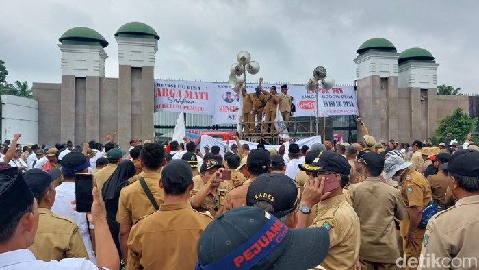 Massa Asosiasi Pemerintah Desa Suluruh Indonesia (Apdesi) demo di depan gedung DPR, Jalan Gatot Subroto, Jakarta Pusat, Rabu (31/1/2024) pagi.