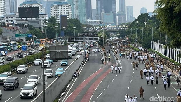 Massa demo Apdesi memenuhi Jalan Gatot Subroto, lalin ke arah Slipi ditutup.