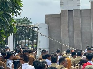 Massa Apdesi Paksa Masuk Gedung DPR, Gerbang Dirusak!