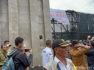 Demo Apdesi Makin Memanas, Gerbang DPR Rusak