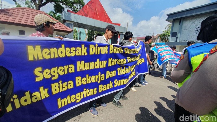 Massa melakukan aksi di kantor Gubernur Sumsel.