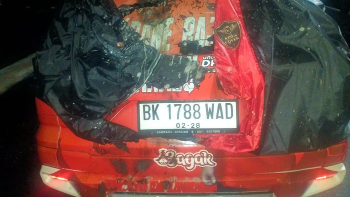 Mobil berstiker caleg di Pematangsiantar dibakar kerabat. (Istimewa)