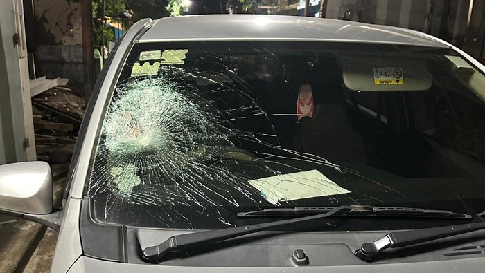 Mobil dilempar saat melintas di Jalan Andi Djemma, Makassar, Sulsel.