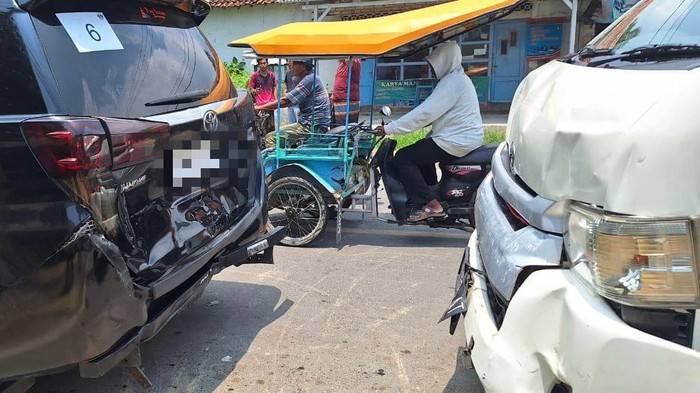 Mobil rombongan AMIN kecelakaan beruntun di Sumenep. (dok. istimewa).