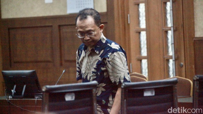 Momen Eks Dirut TransJakarta Jalani Sidang Korupsi Bansos Kemensos