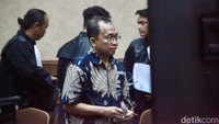 Total, ada enam orang yang telah ditetapkan sebagai tersangka dalam kasus korupsi beras bansos Kemensos. Awalnya, tiga tersangka bernama Ivo Wongkaren, Richard Cahyanto, dan Roni Ramdani telah ditahan KPK pada Rabu (23/8).