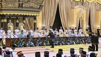 Perdana Menteri Malaysia Anwar Ibrahim terlihat hadir dan menyambut langsung kedatangan Sultan Ibrahim di Istana Negara.