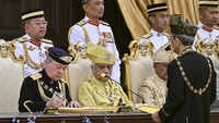 Setelah itu, Sultan Ibrahim kemudian menandatangani sejumlah dokumen pengesahan jabatannya sebagai raja.