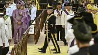 Setelah serangkaian upacara kehormatan, Sultan Ibrahim membacakan sumpah jabatan dalam rapat khusus Konferensi Para Penguasa ke-264 di Balairung Seri, Istana Negara.