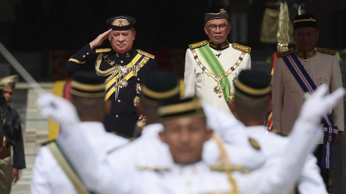 Momen Sultan Ibrahim Iskandar Resmi Dilantik Jadi Raja Baru Malaysia Sultan Ibrahim Sultan Iskandar, left, salutes the guard of honor besides Malaysia's Prime Minister Anwar Ibrahim at National Palace in Kuala Lumpur, Malaysia Wednesday, Jan. 31, 2024. Sultan Ibrahim, the powerful billionaire ruler of southern Johor state, was sworn-in Wednesday as Malaysiaβs new king. (Hasnoor Hussain/Pool Photo via AP)