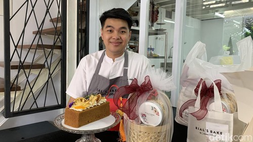 Owner Rials Bake Septian Aditya dengan hampers Imleknya  di Denpasar, Rabu (31/1/2024). (Siti Muámalah)