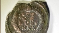 Sebagian besar koin tersebut berasal dari masa pemerintahan Konstantius II, dari tahun 337 hingga 361, dengan koin terbaru dicetak antara tahun 355 dan 361, demikian keterangan Scott Gallimore, profesor arkeologi di Universitas Wilfrid Laurier di Kanada, yang menulis makalah penemuan ini bersama Martin Wells, seorang profesor ilmu klasik di Austin College melalui email kepada Live Science. Foto: (Photo courtesy of Scott Gallimore via Smithsonianmag & Live Science)